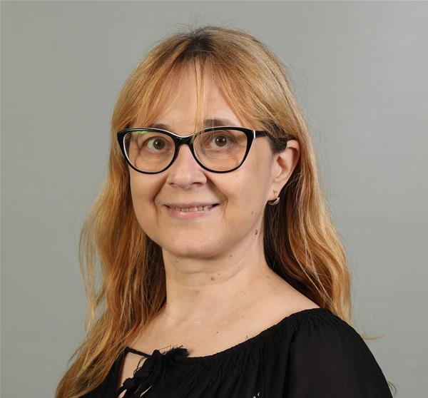 O româncă a fost aleasă primar într-un oraș din Marea Britanie. Cine e Alisa, bucureșteanca emigrată acum 15 ani
