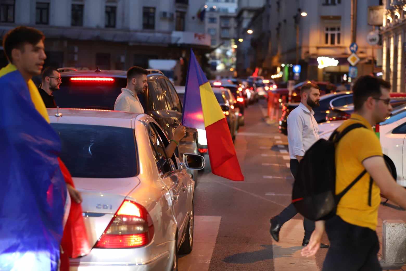 Sărbătoare și la București! Atmosferă incendiară în Piața Universității după ce tricolorii s-au calificat în optimi la Euro 2024