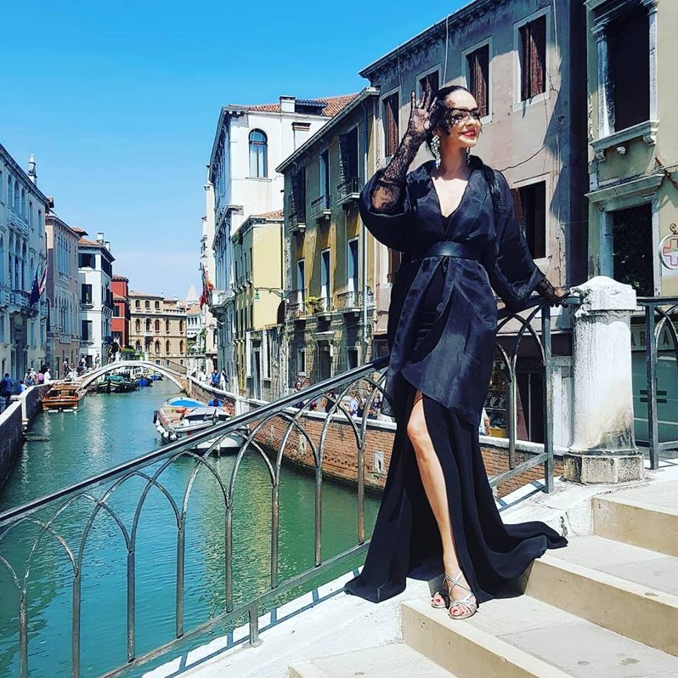 Andreea Marin, misterioasă la Veneția. Apariție uluitoare a divei | FOTO