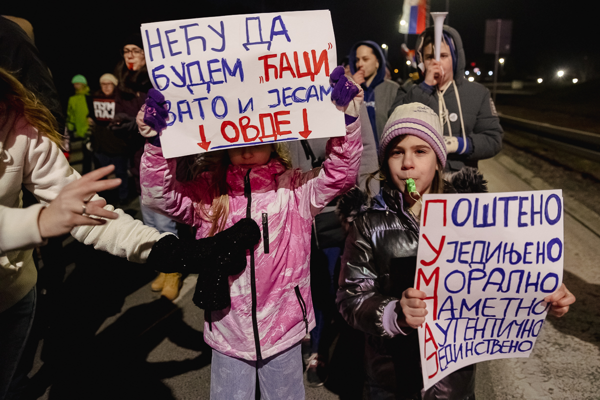 Blocadă pe un mare pod peste Dunăre din Belgrad. De aproape 4 luni, sârbii strigă „Corupția ucide!” | Video/Fotogalerie