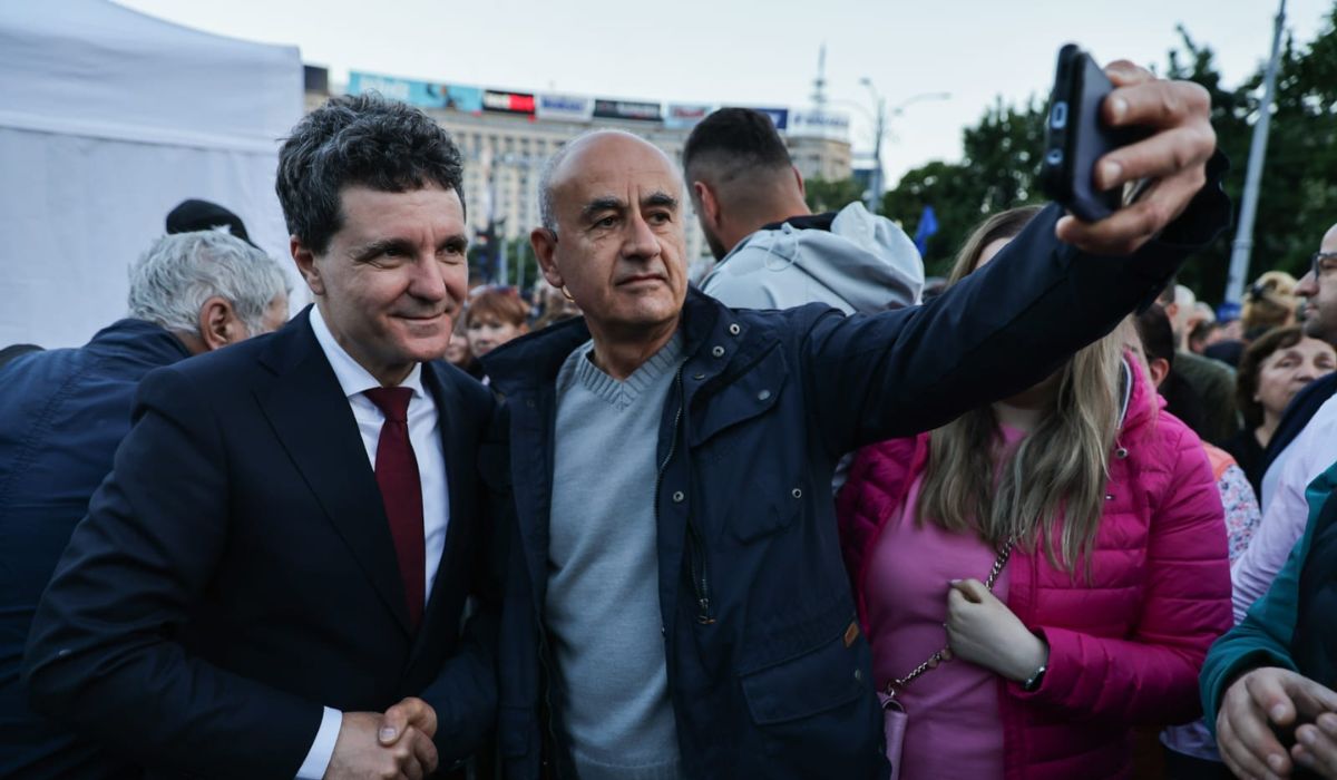 Mii de oameni în Piața Victoriei la mitingul „România în lumină”, organizat de Nicușor Dan. Jandarmeria a sesizat AEP pentru „propagandă electorală” | VIDEO