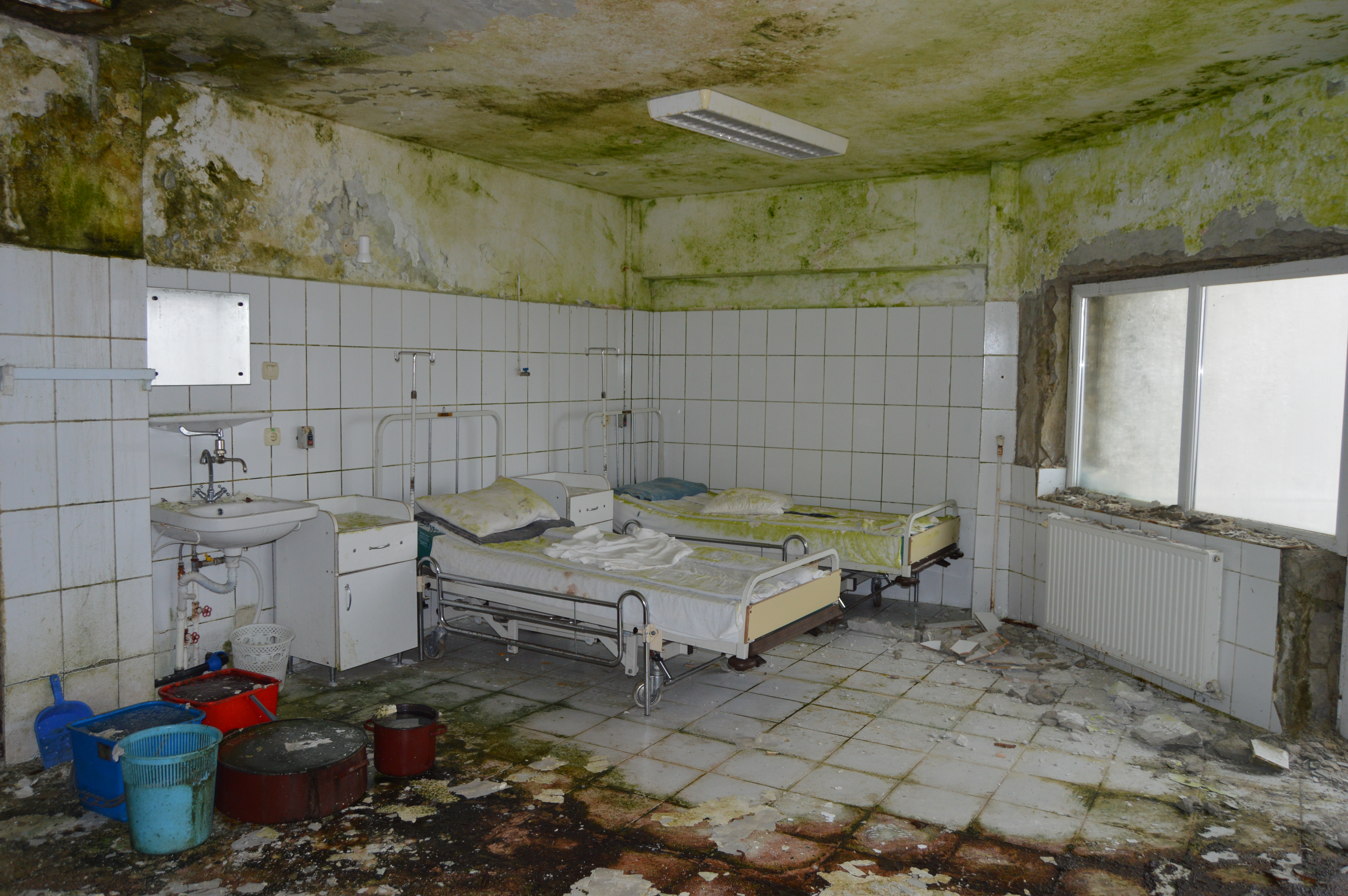 FOTOREPORTAJ/ Bombă biologică în spitalul din Negrești, închis de Guvernul Boc: pereți, instrumentar și paturi mucegăite
