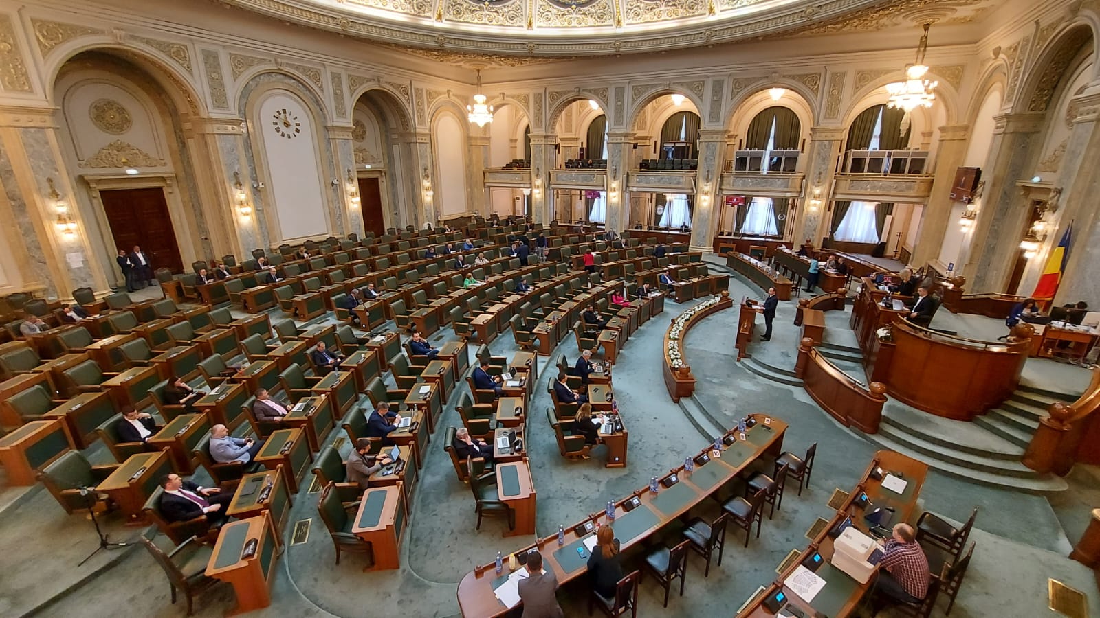 IMAGINEA ZILEI în Parlament. Câți senatori au fost în plen când ministrul de finanțe a venit să vorbească despre credite și datoria României