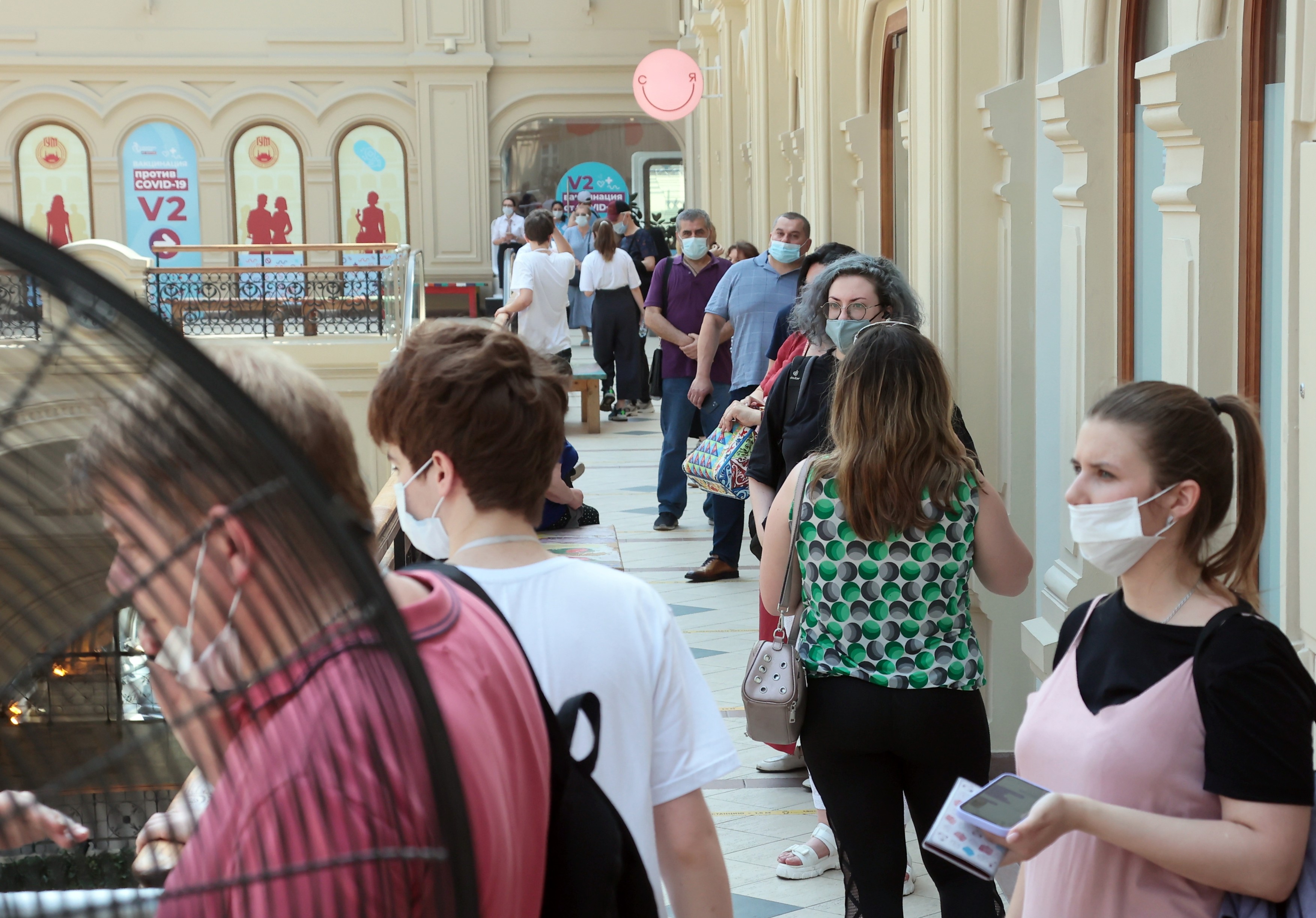 Cozi la vaccinarea anti-COVID în Moscova, după ce imunizarea a devenit obligatorie pentru angajații din sectorul serviciilor