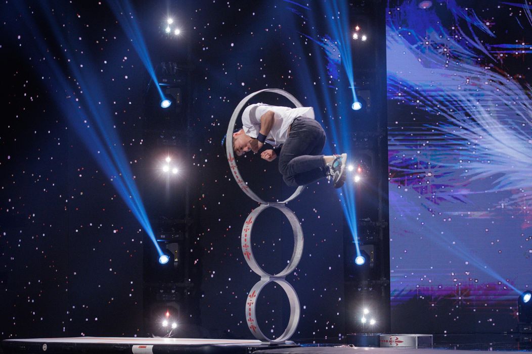 Hou Kai, primul Golden Buzz al sezonului 15 Românii au talent, a fost trimis în semifinală de Pavel Bartoș și Smiley. Povestea uluitoare a acrobatului de Cartea Recordurilor