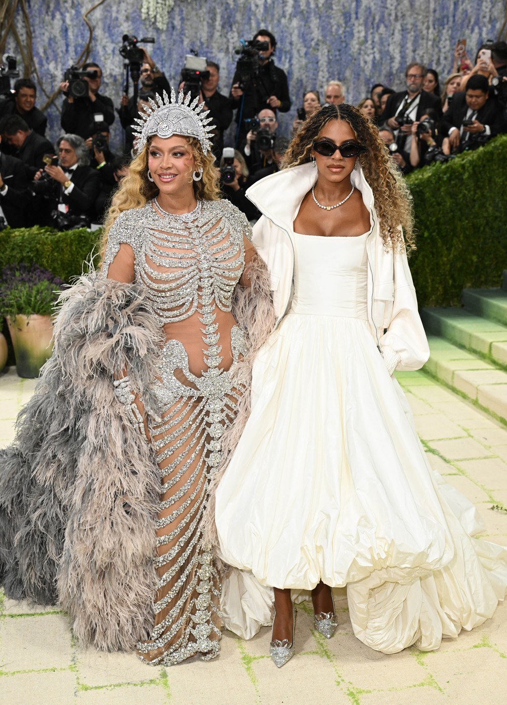 Vedete pe „covorul pietruit” la Met Gala 2026. De la rochii impresionante la alegeri controversate