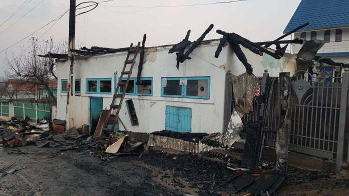 Incendiu la o fabrică de ulei din Prăjești. Ce ar fi declanșat vâlvătaia