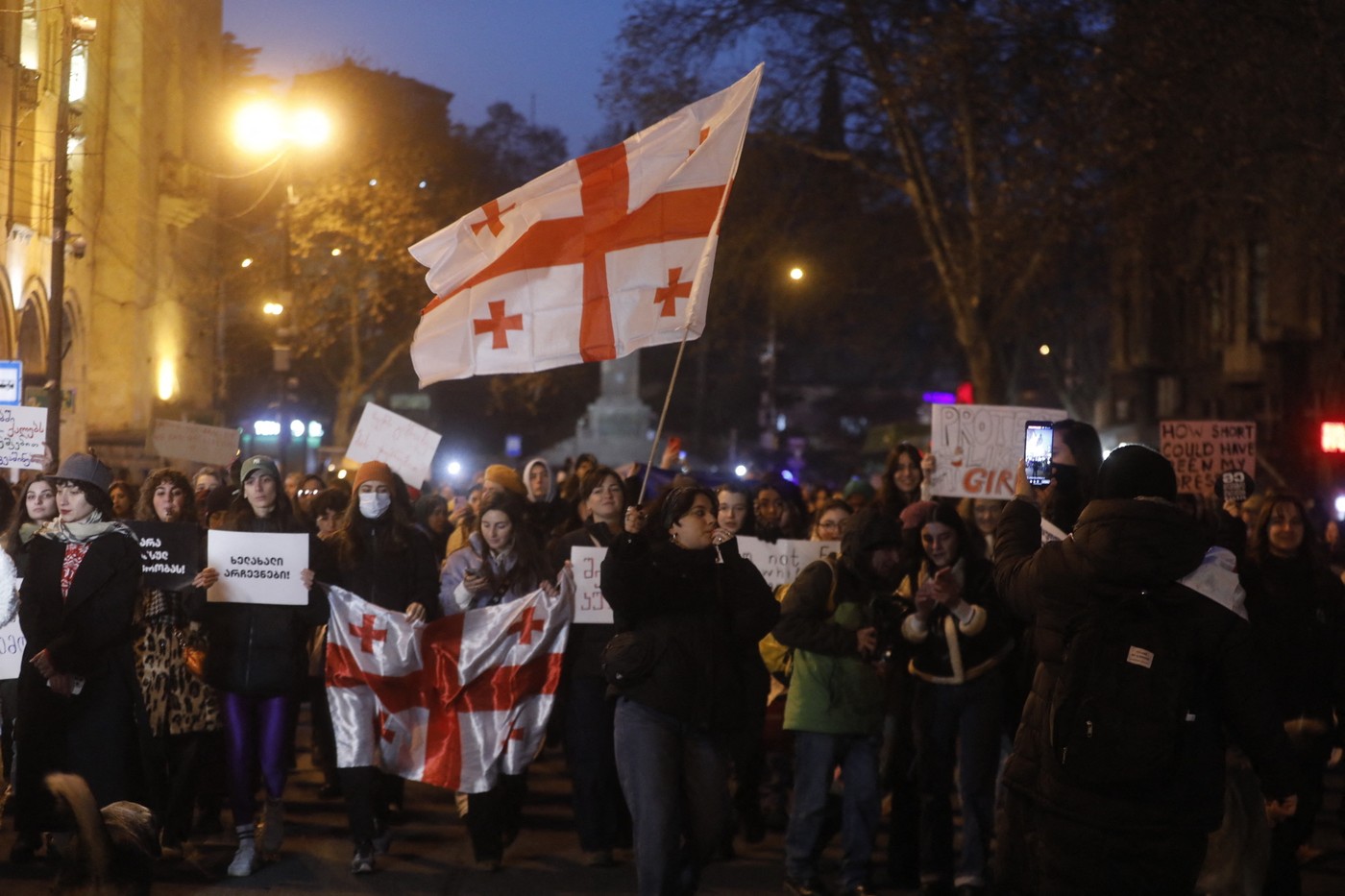 Mii de oameni au protestat în Georgia formând un lanț uman, la o lună după ce guvernul a amânat negocierile pentru aderarea la UE 