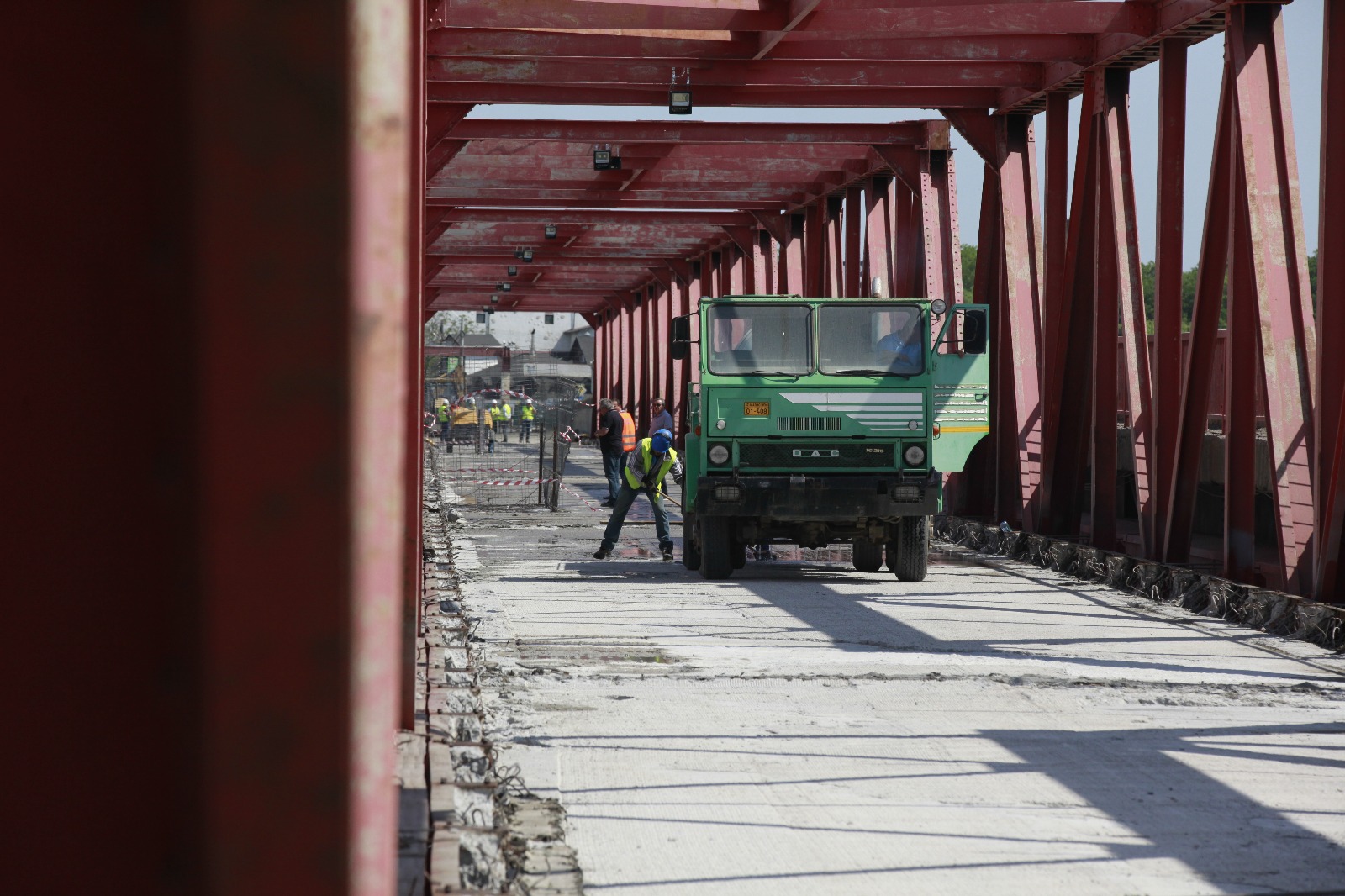 FOTO&VIDEO/ Inspecție la podul de la Mărăcineni după reclamațiile privind ritmul lucrărilor și numărul mic al muncitorilor