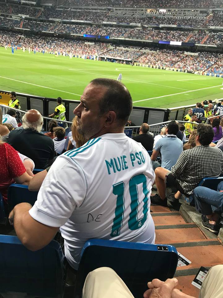 Cine este românul care a afișat mesajul obscen anti-PSD pe ”Santiago Bernabeu”. Tiberius Burcea a făcut judo timp de 15 ani