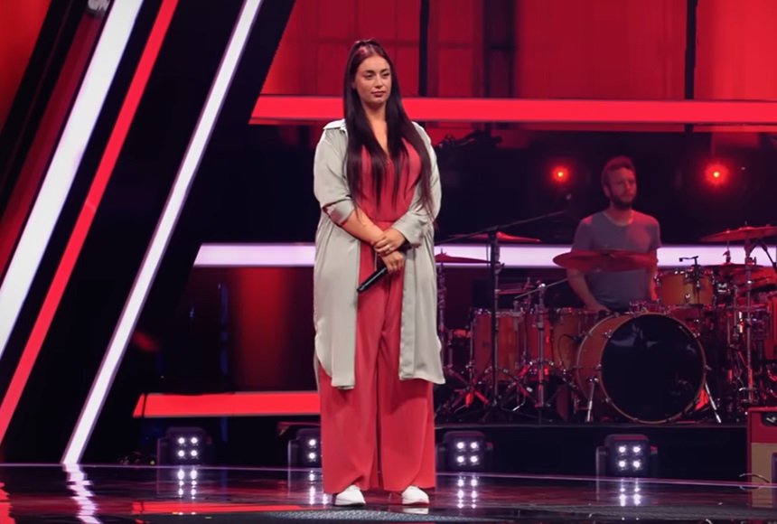 Cine este Nadine, românca devenită celebră la „Vocea Germaniei”. A rămas fără mamă și fără un loc unde să doarmă la 18 ani