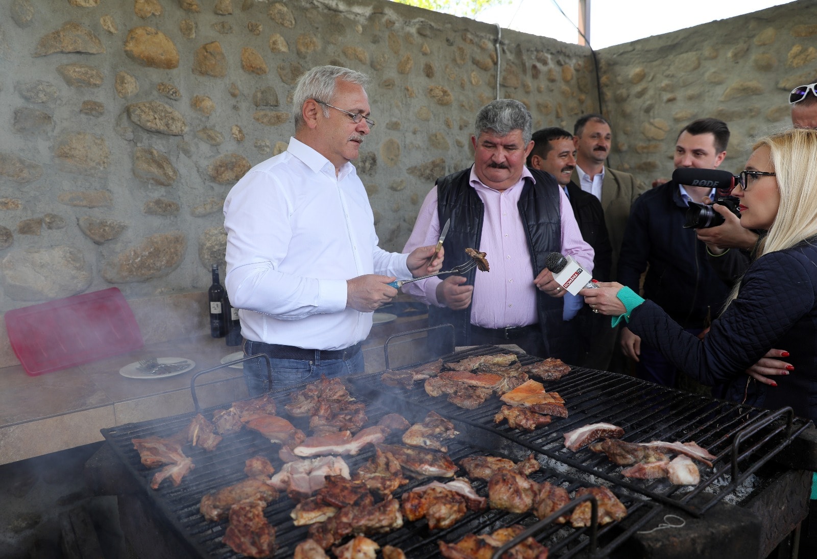FOTO | Dragnea a făcut friptură şi bulz cu oierii din Poiana Sibiului. Liderul PSD va apărea din nou la Viața Satului!