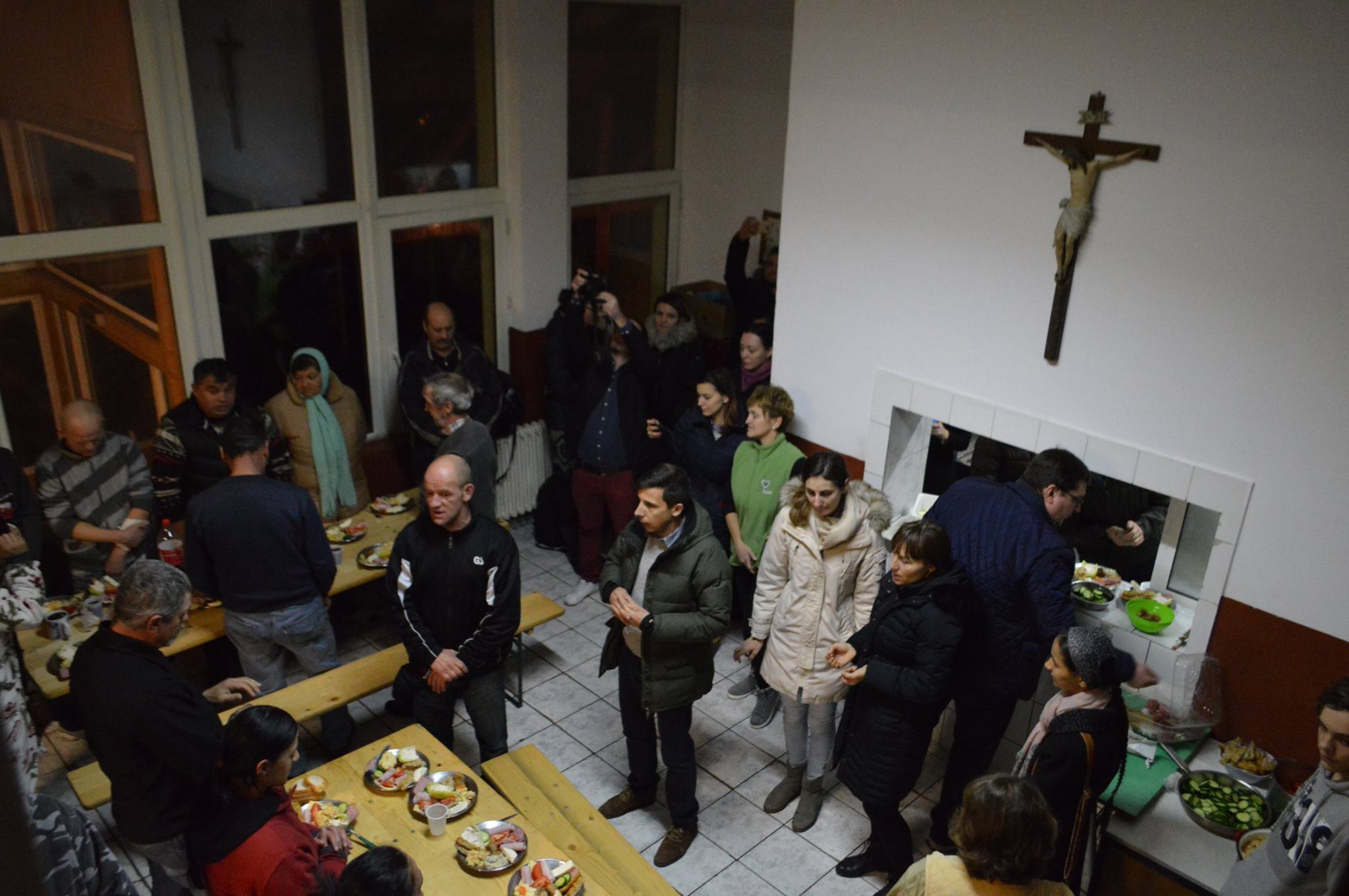 VIDEO/Singura seară de iarnă de care oamenii străzii nu se tem: cina de Sfântul Nicolae. Se roagă și mănâncă