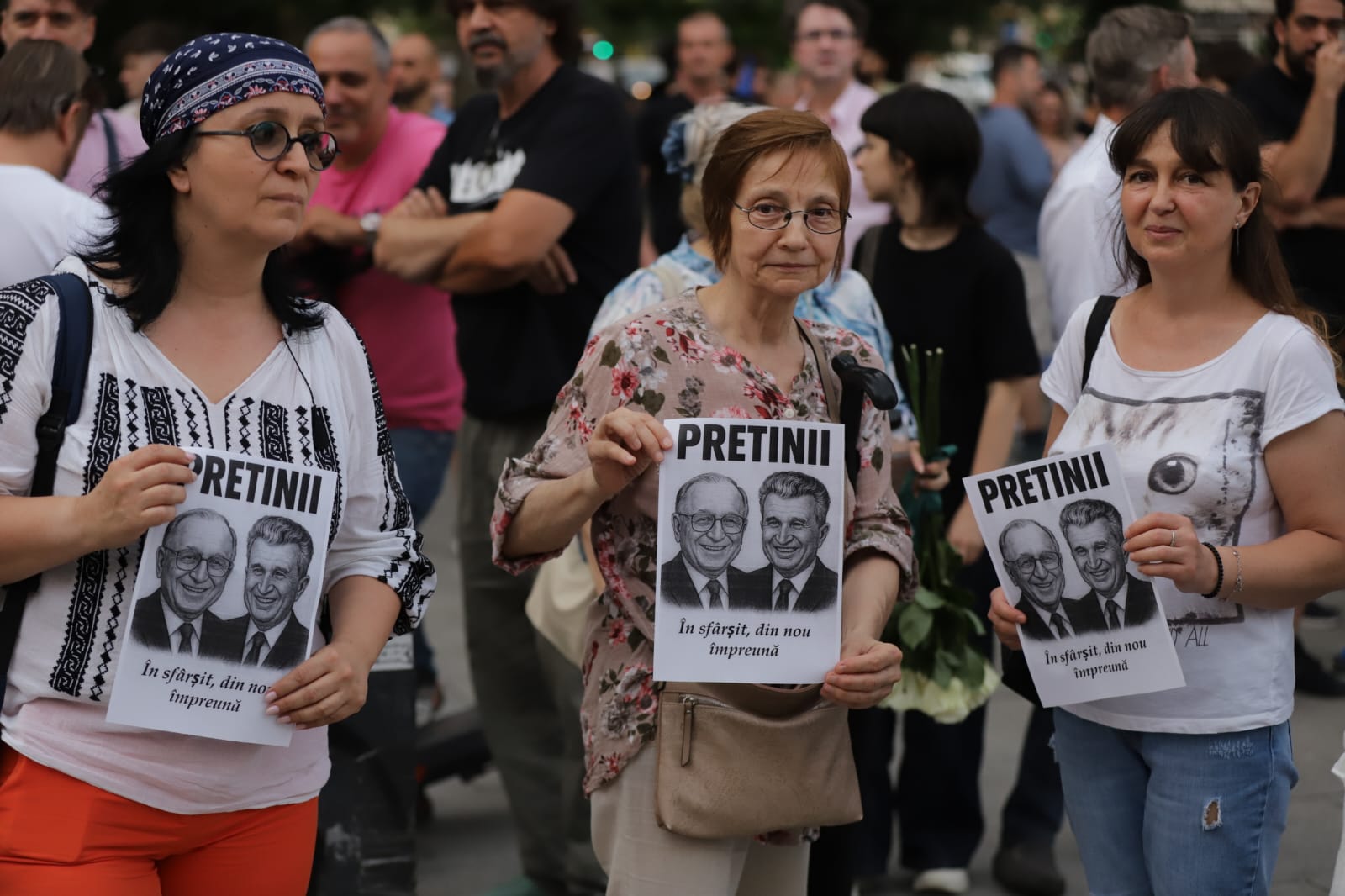 Protest în Piața Universității față de doliul național în memoria lui Ion Iliescu. Participanții au băut șampanie