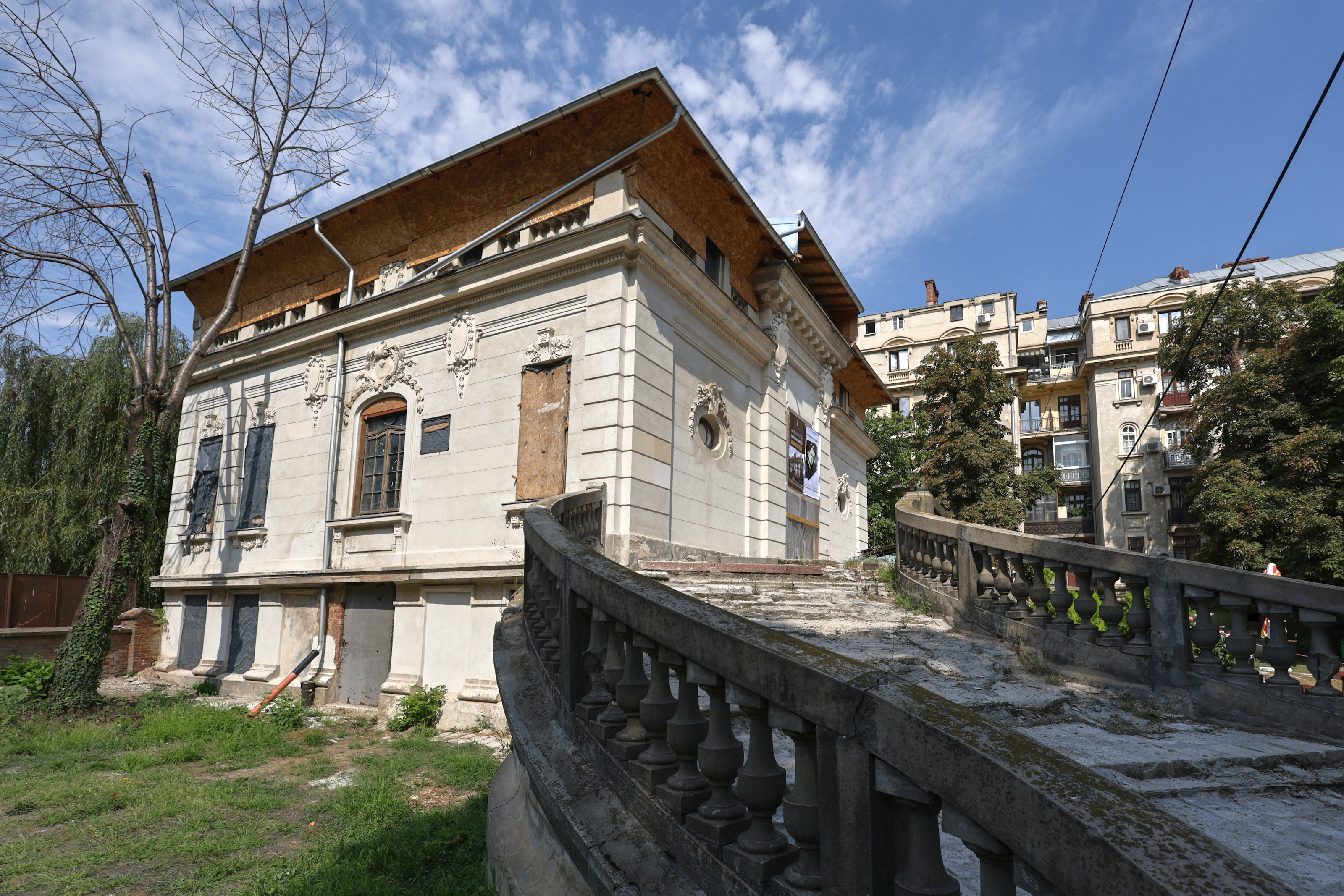 O bijuterie a Bucureștiului se luptă cu timpul, în timp ce restaurarea bate pasul pe loc