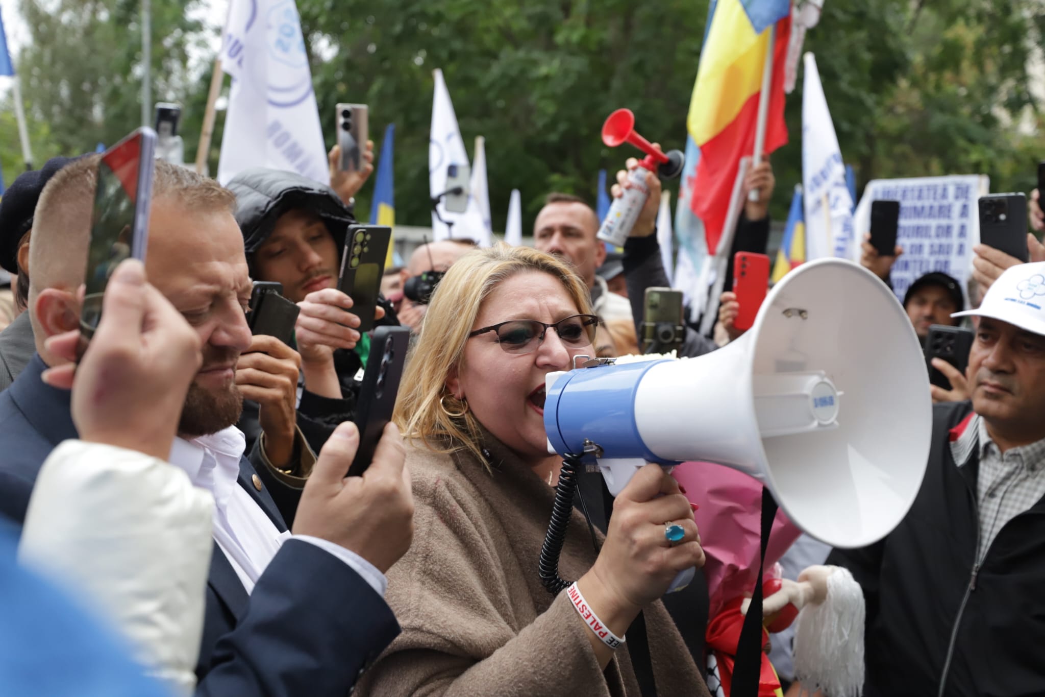 Diana Șoșoacă, baie de mulțime la Parchetul General: „Va veni momentul în care eu voi fi președintele României”