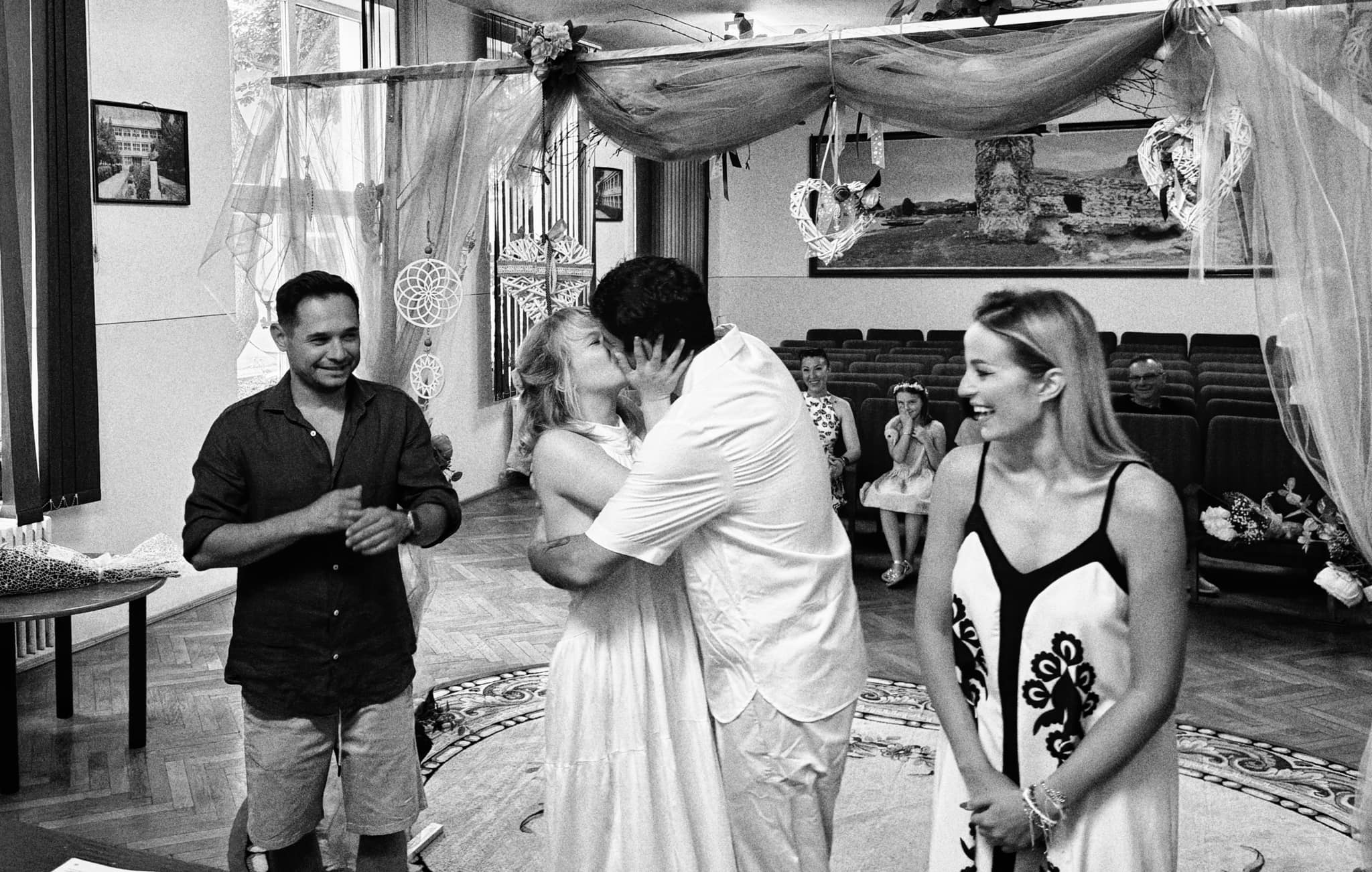 Alex Bogdan s-a căsătorit cu Cătălina Mihai. Imagini de la evenimentul unde Mihai Dragomir, Dorel din „Las Fierbinți”, a fost naș