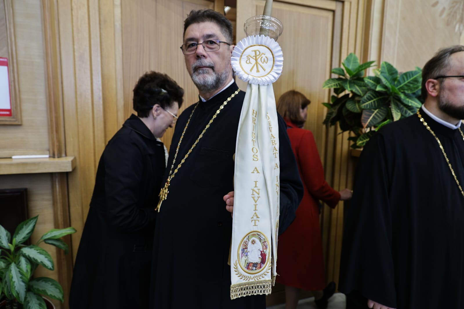 „Hristos a Înviat!” a răsunat sâmbătă la miezul nopții în întreaga Românie. „Un dar al iubirii lui Dumnezeu pentru noi toți”