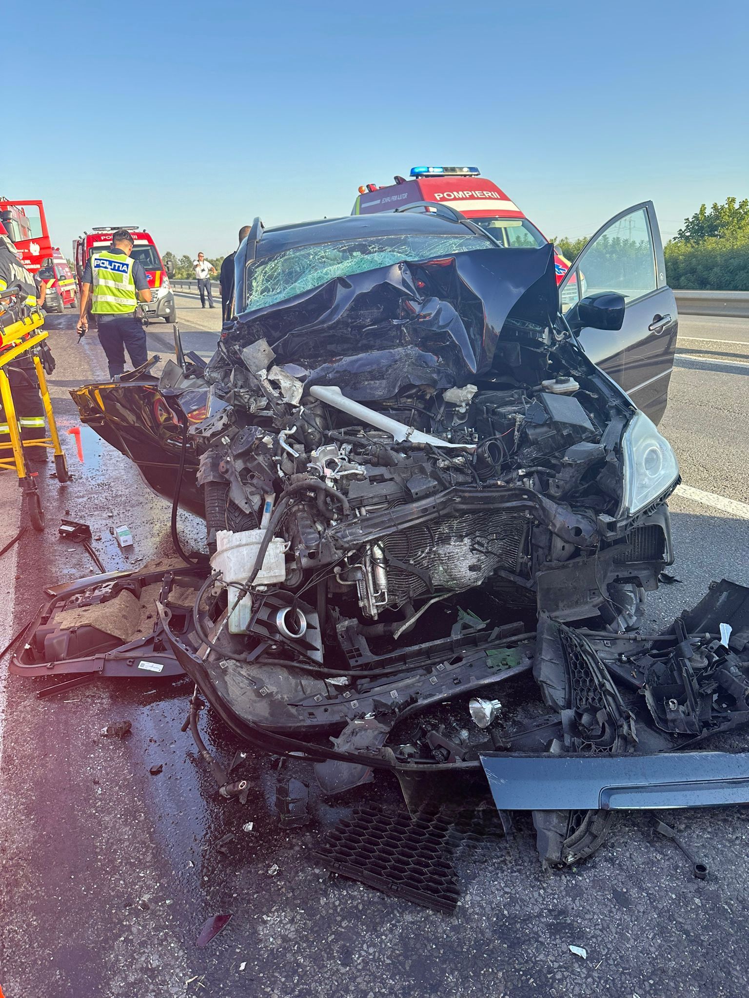 6 persoane, printre care doi copii, au ajuns la spital după un accident pe A1. O mașină s-a răsturnat