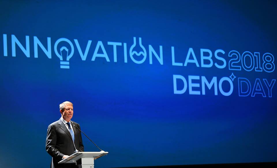 Iohannis atrage atenţia asupra deficitului de personal calificat din IT: Sistemul de învăţământ trebuie să integreze rapid educaţia digitală (FOTO)