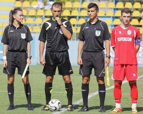 VIDEO/ Un fost manechin a ajuns să facă legea în terenul... de fotbal. Andreea Ene e cel mai sexy arbitru din România!