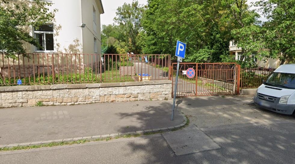 Ilyen büntetést kapott első fokon a pesterzsébeti tragédia teherautó-sofőrje – Egy 9 éves kisfiúra dőlt a kerítés kőoszlopa