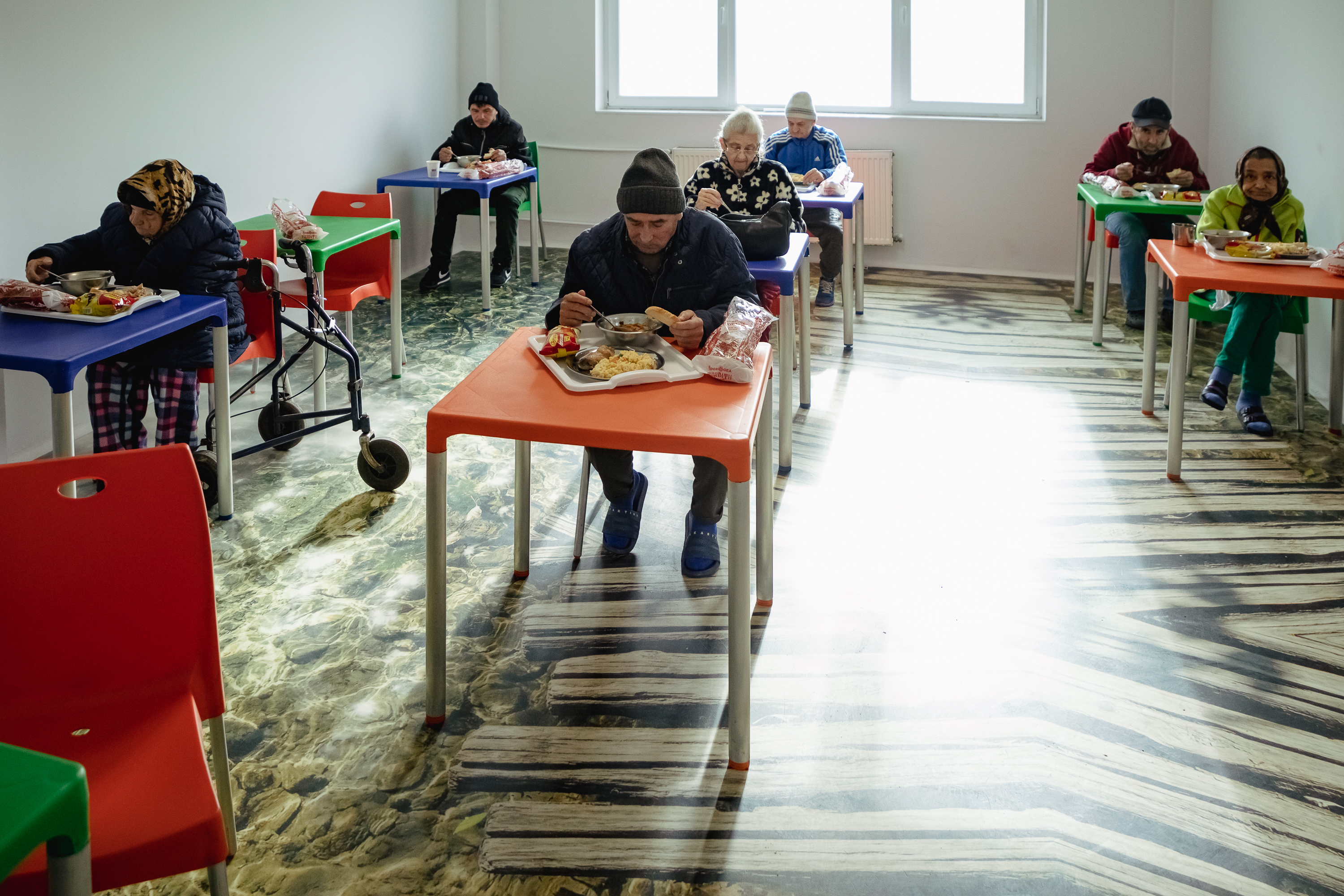 REPORTAJ. Cum e iarna în cel mai mare centru destinat oamenilor străzii din București pentru un pictor de icoane, un cinefil, un gropar și un inginer: „În momentul în care dai de dracul, și umbra te părăsește”