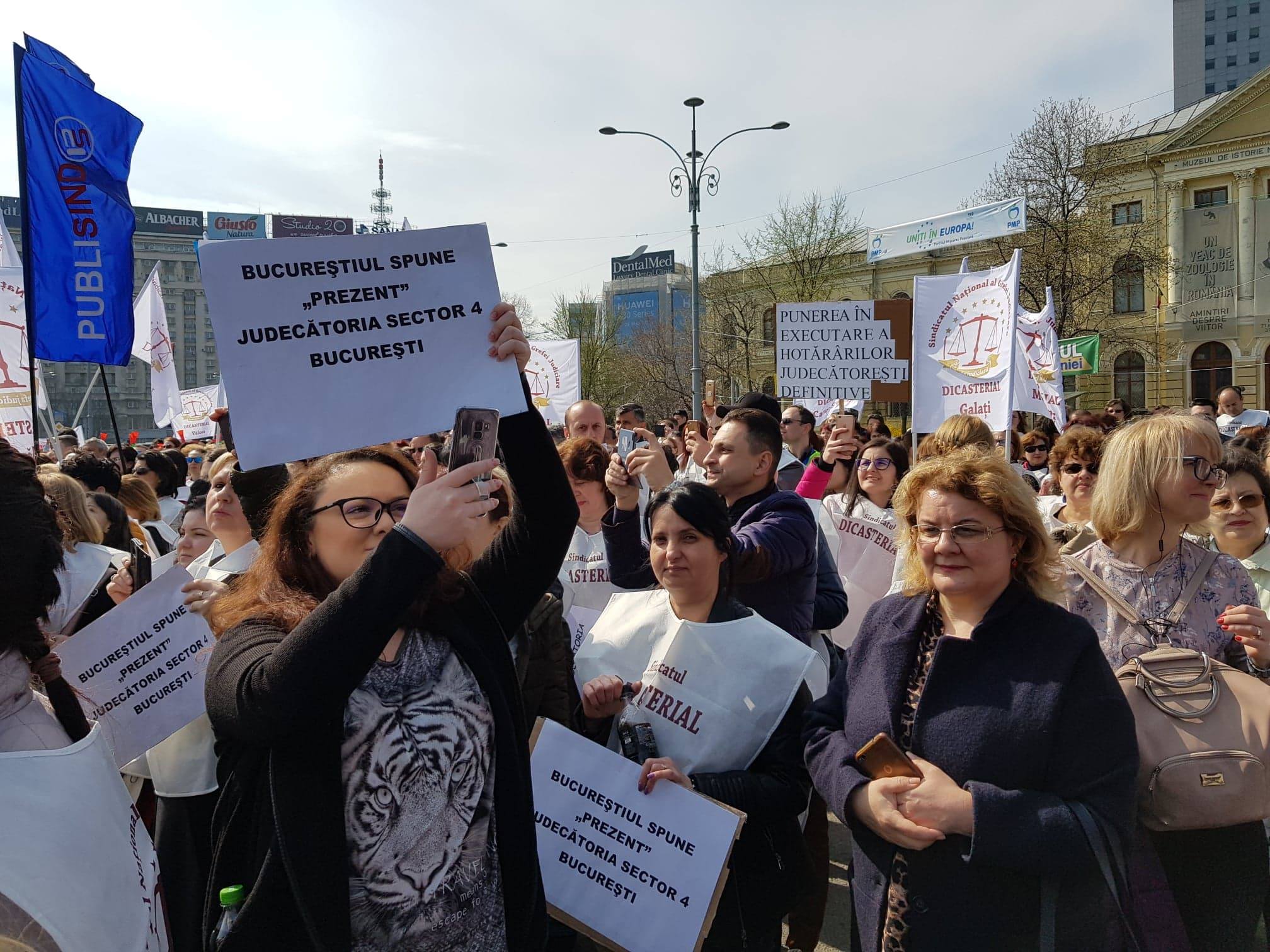 UPDATE. Delegaţie a grefierilor, la discuţii la Guvern. Colegii lor protestează în Piața Victoriei (FOTO&VIDEO)