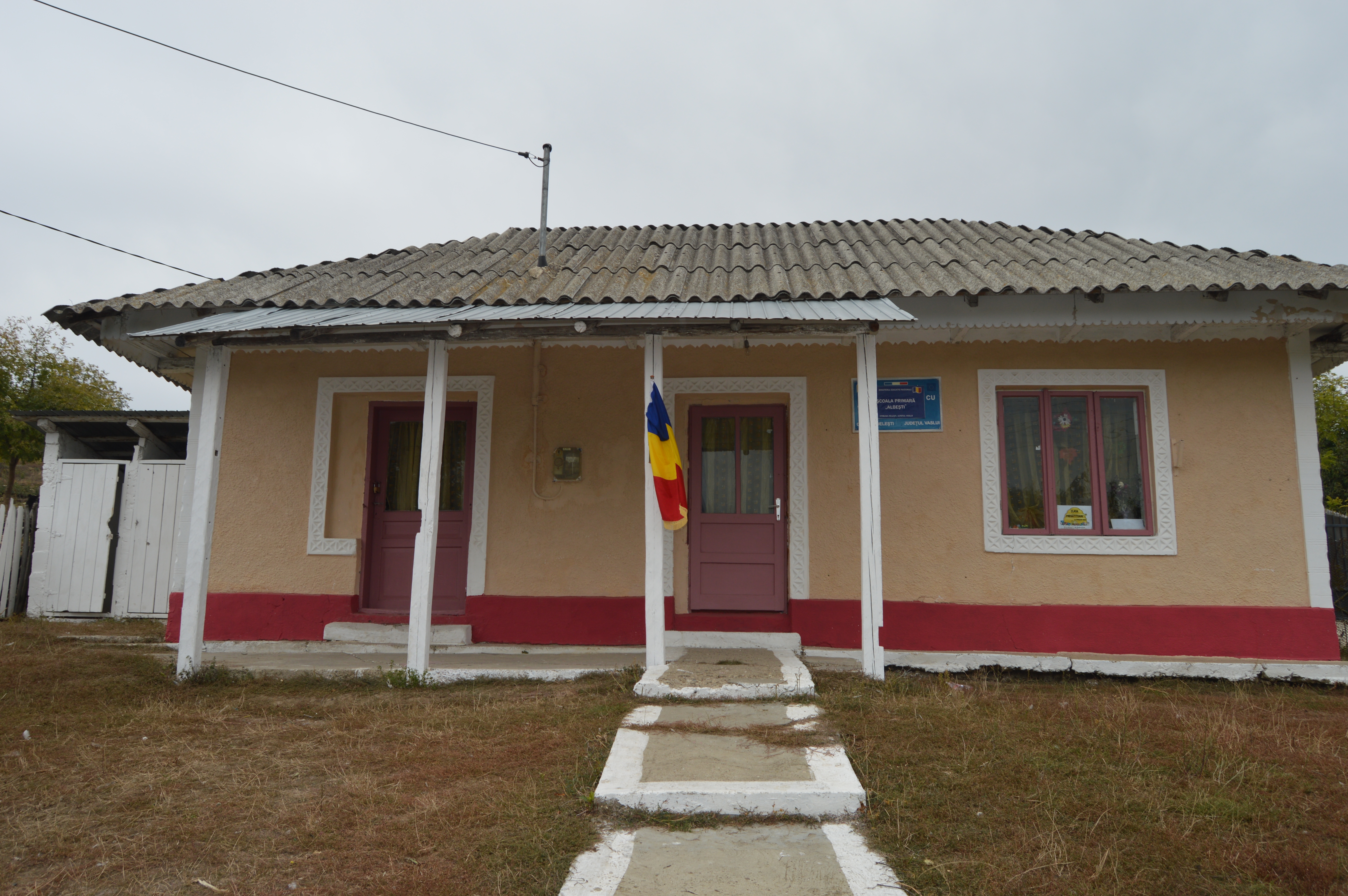 VIDEO REPORTAJ| Condiții de neimaginat pentru elevii unei școli din Vaslui. "Împart" cu șoarecii cornul de la Guvern și aleargă prin curte ca să se "dezmorțească" de frig
