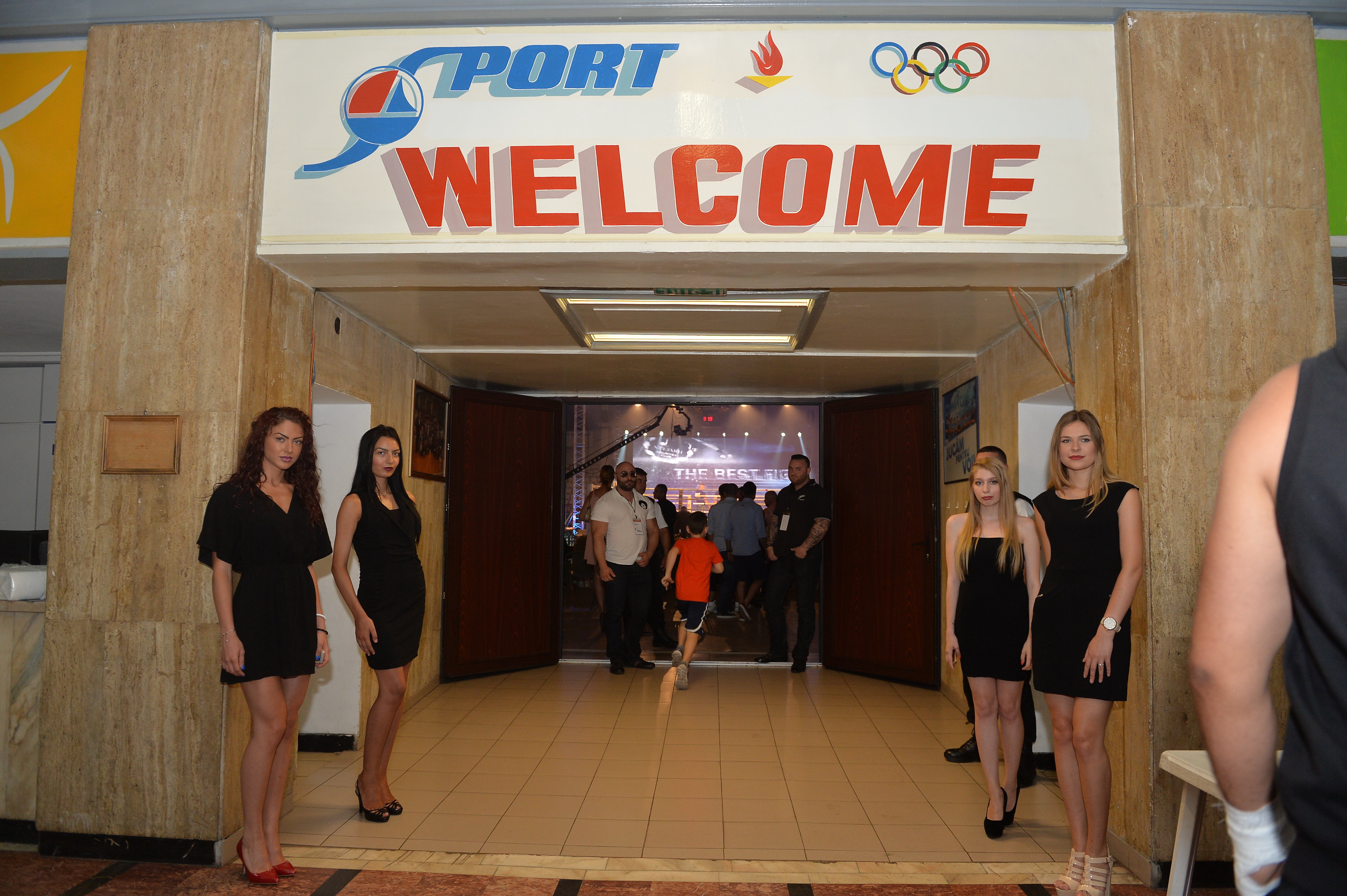 În ring când au intrat, spectatorii și mai tare s-au înfierbântat! Fetele sexy din preajma băieţilor duri de la Superkombat Constanța / GALERIE FOTO HOT   