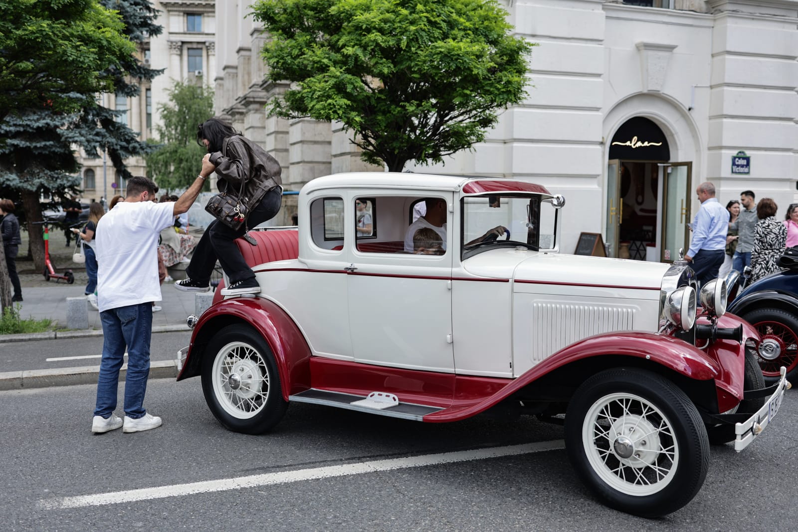 Mașini de epocă pe Calea Victoriei. Eleganța interbelică a revenit la București