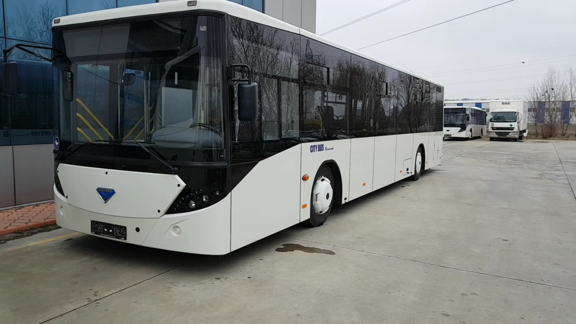 VIDEO | Cum arată autobuzul românesc, construit la Ciorogârla. Ieftin și rezistent, dar nedorit în România
