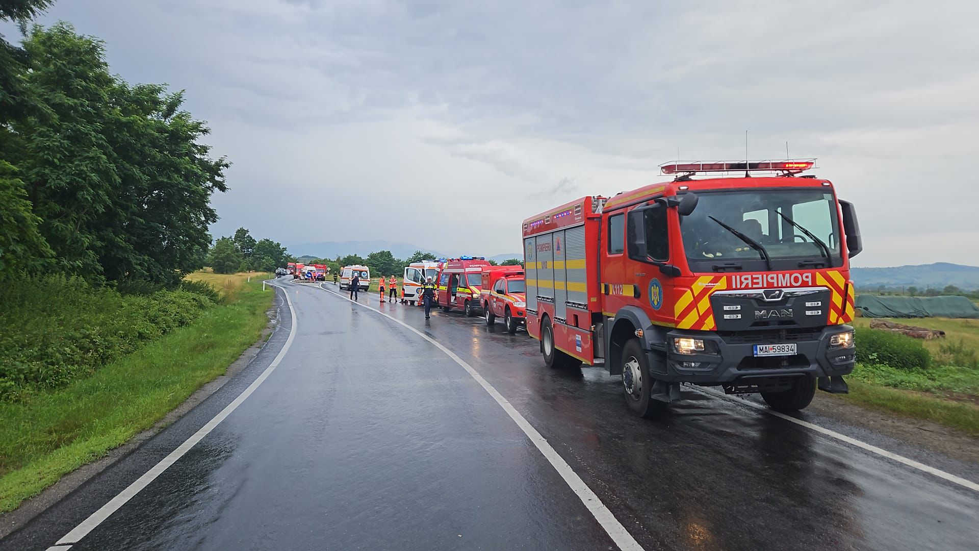 Un autocar cu 56 de persoane s-a ciocnit violent cu un autocamion plin cu bere, în județul Sibiu