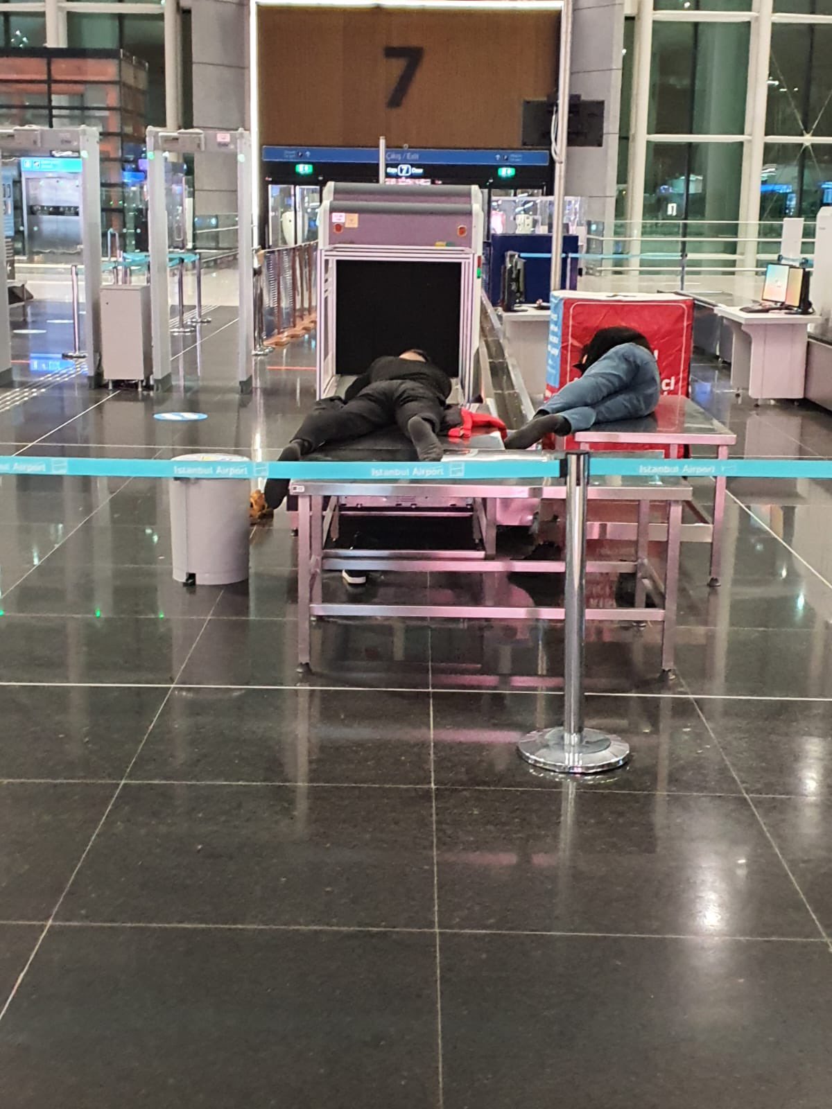 VIDEO | Cel mai mare aeroport din Europa a devenit cel mai mare „dormitor comun” de pe continent