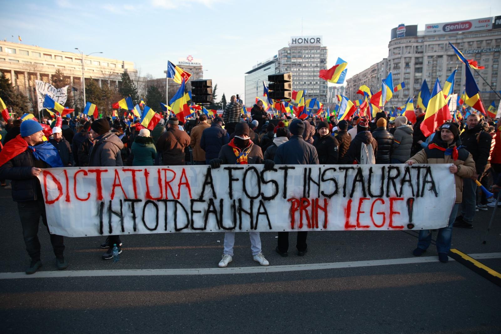 LIVE TEXT: Zeci de mii de oameni la protestul organizat de AUR în București. Mai mulți protestatari aveau asupra lor cuţite, bricege și substanţe interzise