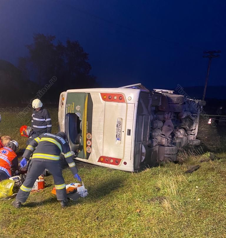 O persoană a murit și 14 au fost rănite, după ce o cisternă cu motorină s-a ciocnit cu un microbuz, în Bistriţa-Năsăud