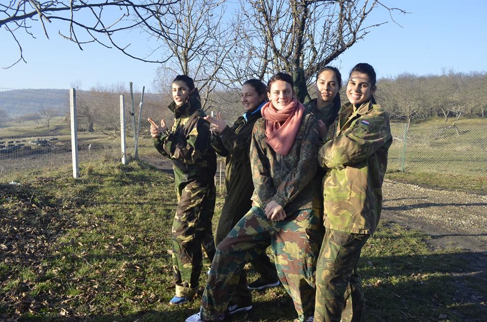 Naționala feminină de handbal a României s-a relaxat la paintball înainte de Trofeul Carpați. Programul competiției | GALERIE FOTO
