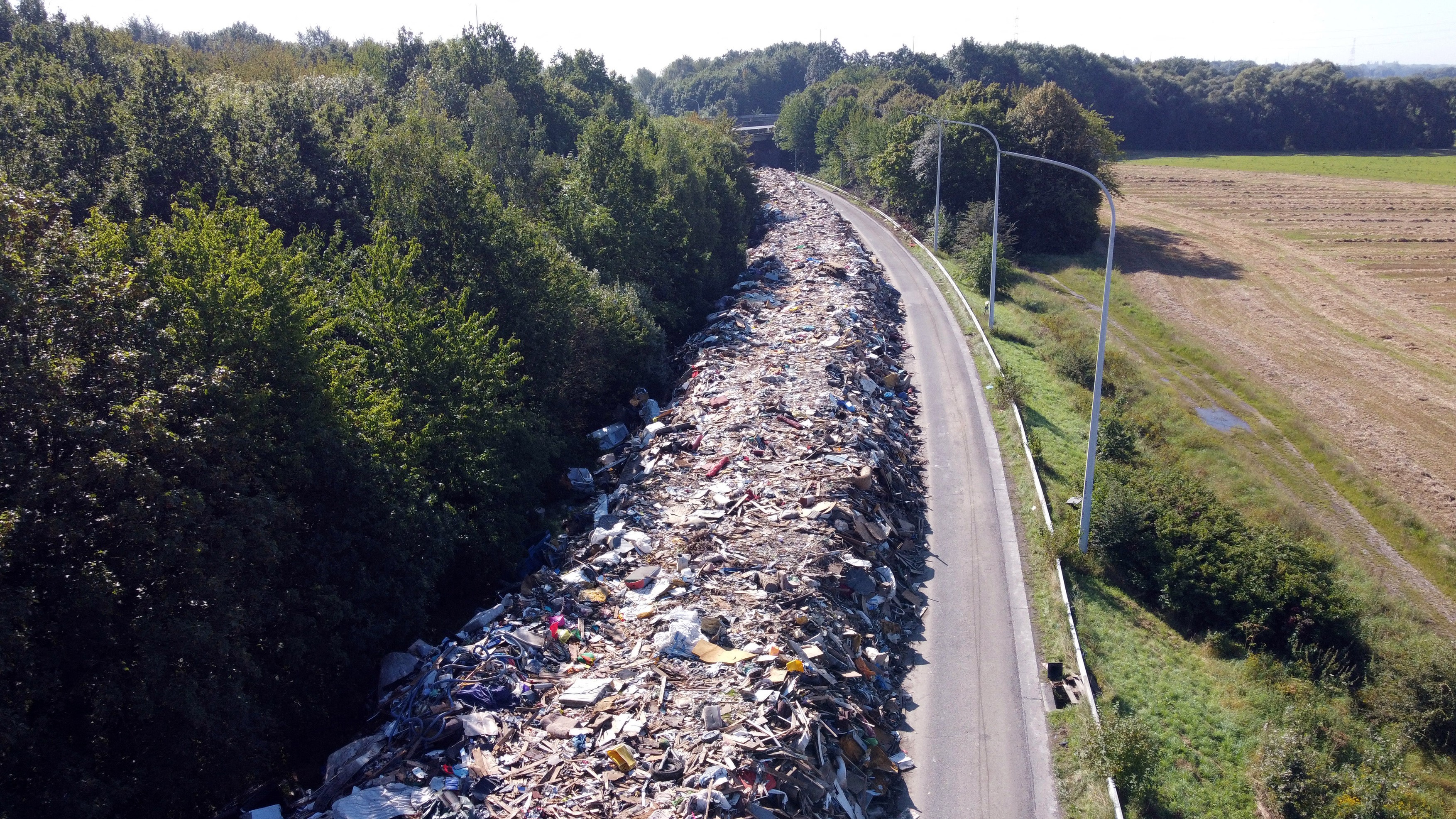 Imaginile dezastrului: O autostradă din Belgia, transformată în groapă de gunoi după inundațiile catastrofale din iulie
