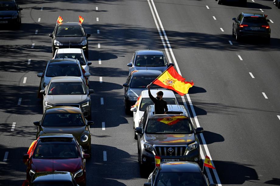 VIDEO | Protest din mașini la Madrid, față de restricțiile antiepidemice, chiar de Ziua Spaniei. Şoferii au blocat un bulevard principal