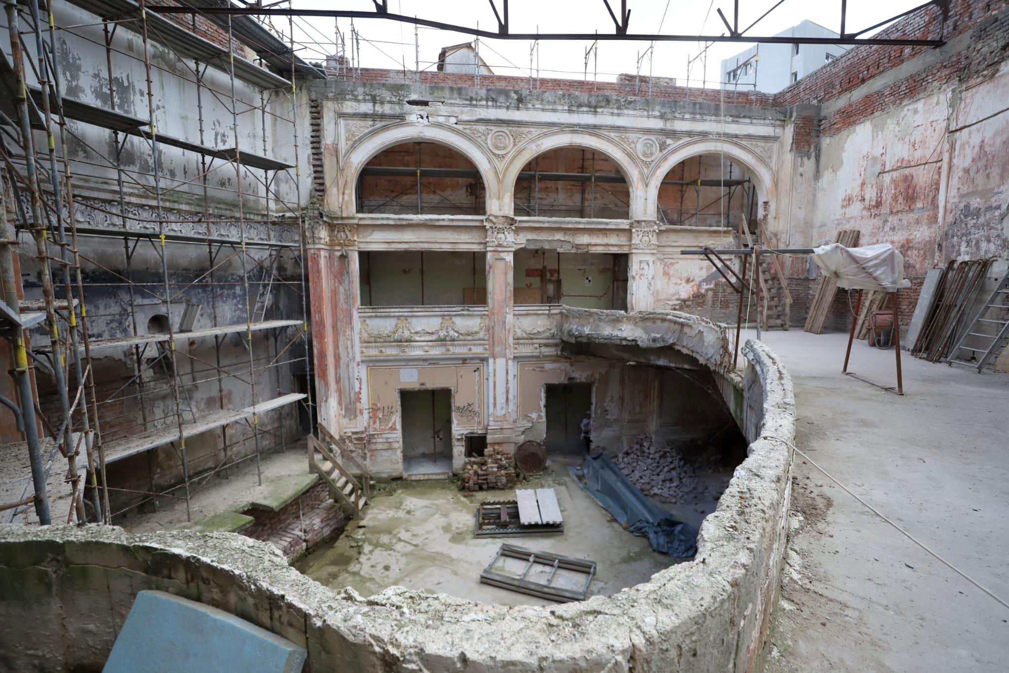 Am intrat pe șantier! Renaște cinematograful Marconi, monumentul istoric abandonat la Gara de Nord. Inaugurare specială cu șuncă, șpriț și țuică