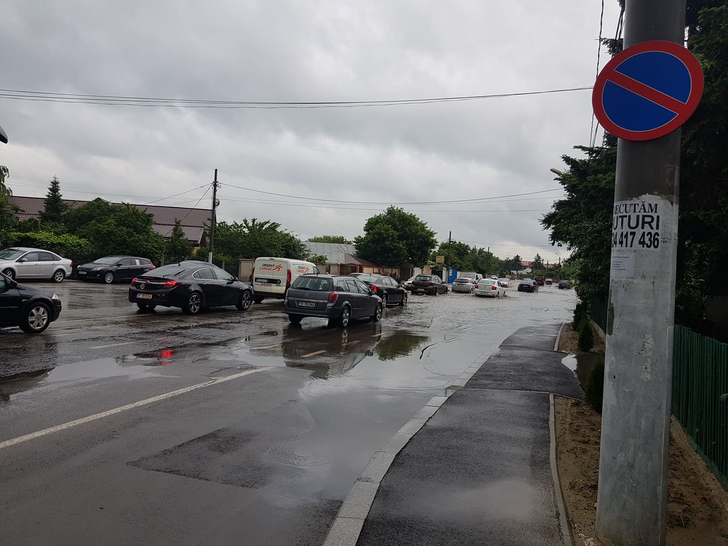 Case și drumuri inundate în București și Ilfov, luni dimineață, după o ploaie torențială (FOTO & VIDEO)