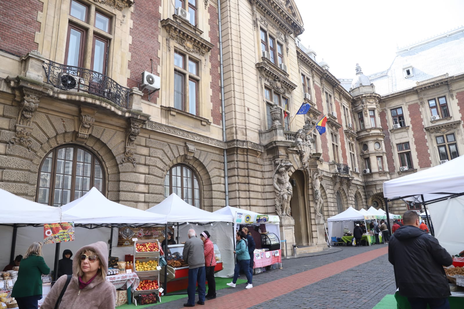 Târgul de Florii din București: se cumpără cașcaval de Pojorâta și cârnați de casă de la Covasna. Cât trebuie să scoateți din buzunar?