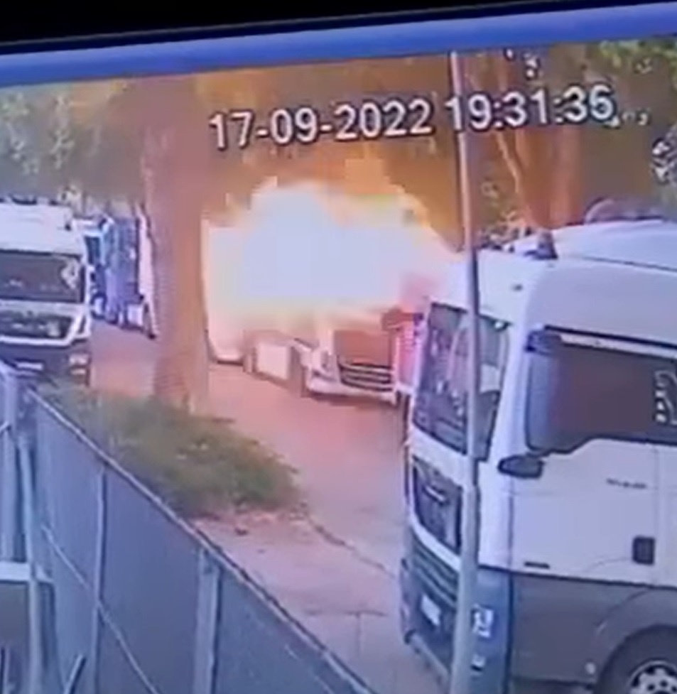 Cabina unui camion a sărit în aer într-o parcare din Olanda. Momentul exploziei a fost filmat | VIDEO