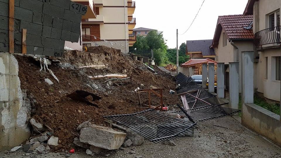 Alunecare de teren în Sibiu. Locatarii unui bloc au fost mutați, după ce pământul a luat-o la vale