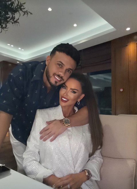 Claudia Pătrășcanu reacționează după ce s-a spus că a petrecut Revelionul cu Bianca Drăgușanu și Gabi Bădălău. Se aflau toți trei în Dubai