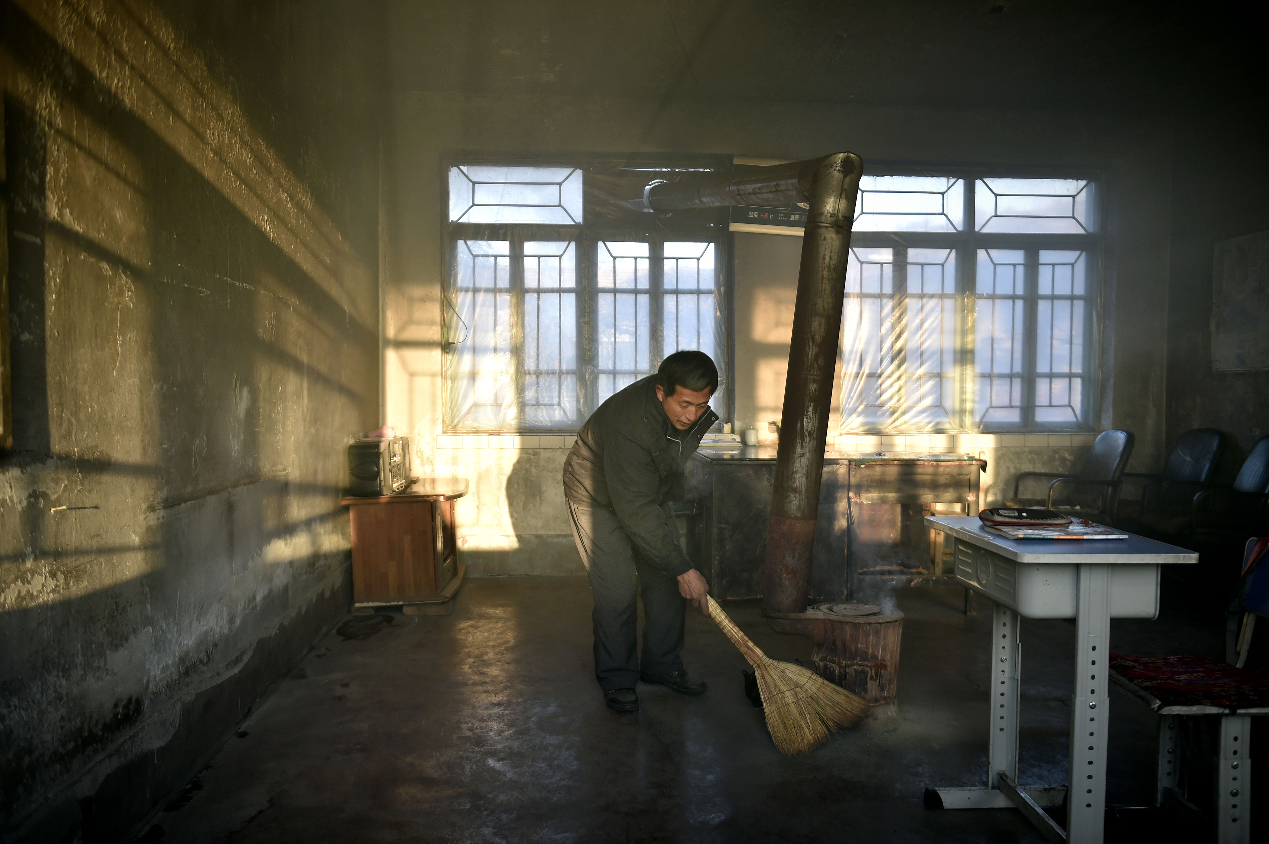 Imagini tulburătoare! Un elev și un profesor au rămas singurii care merg la școala din sat