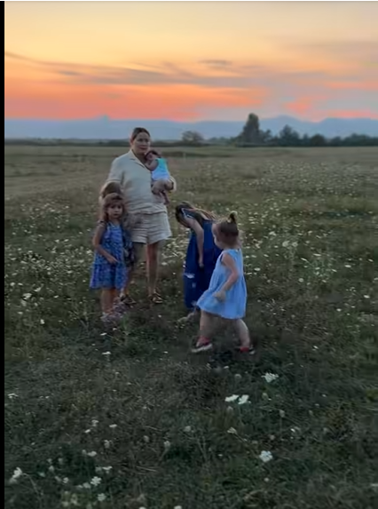 Obiceiul pe care Laura Cosoi l-a păstrat în familie, după nașterea fiecărei fetițe. „Să aibă curajul să-și aleagă drumul”