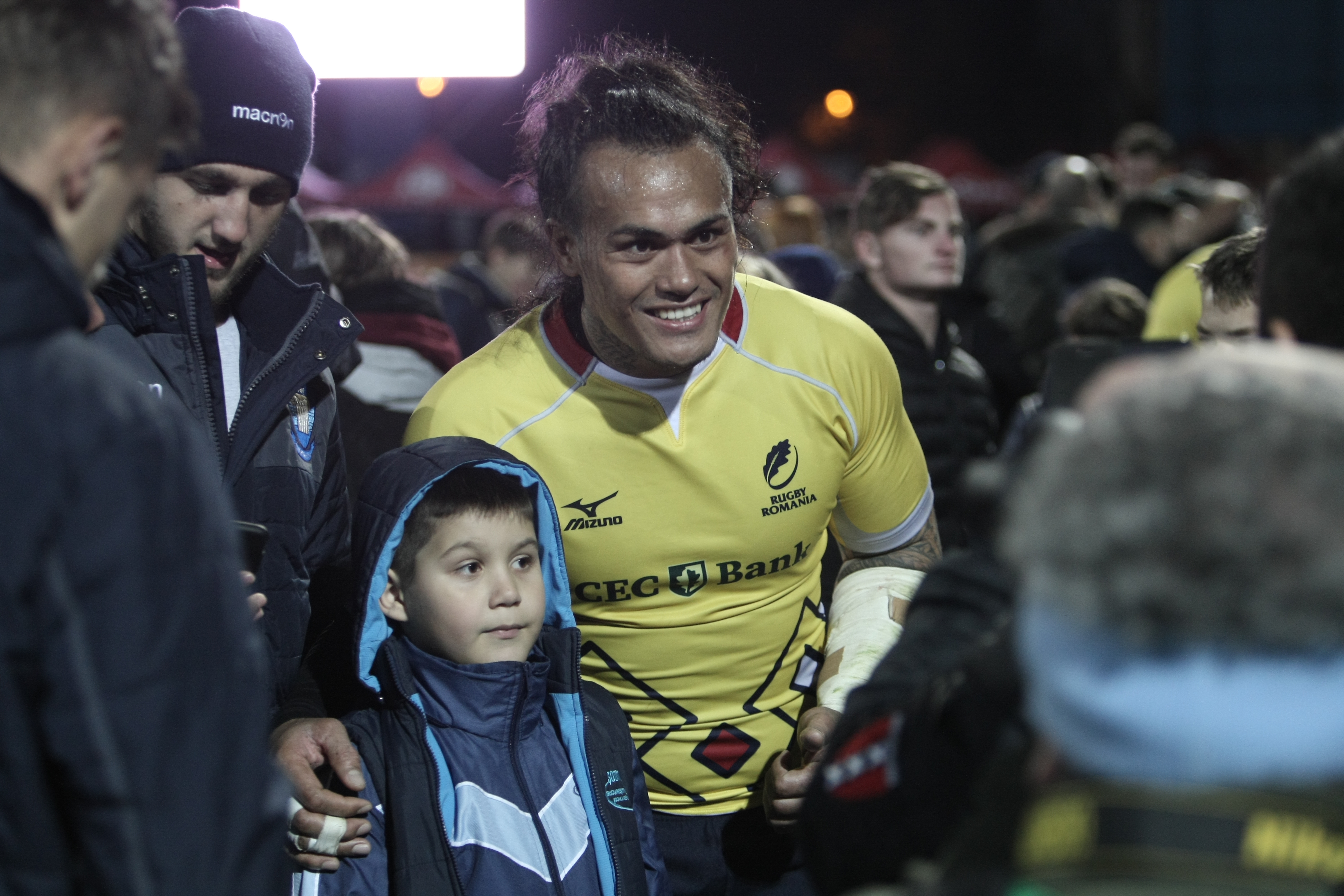 România a învins Canada la rugby. Fanii români au sărbătorit pe teren cu ”stejarii” și cu ”arțarii” | FOTO