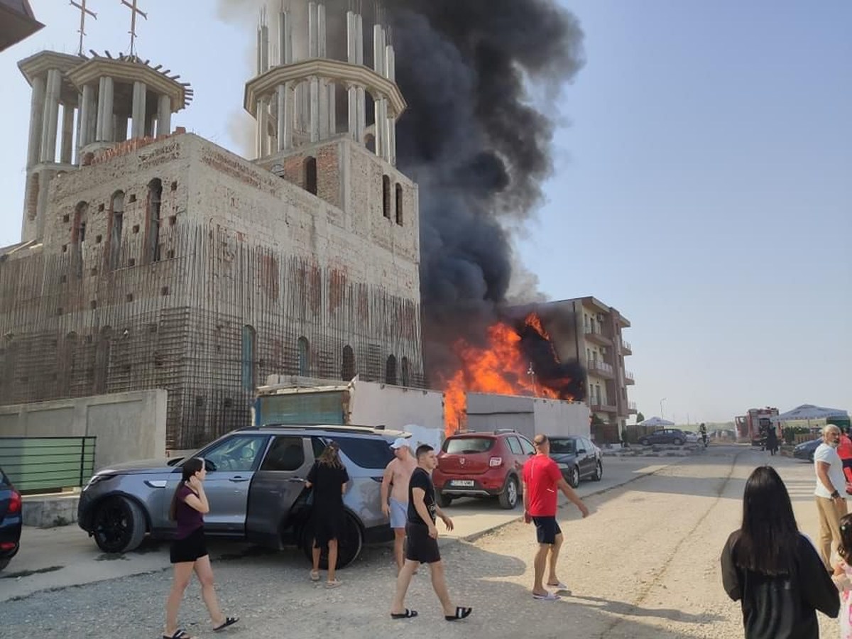 Incendiu violent la o biserică din Constanța. Flăcările s-au extins la un bloc de locuințe