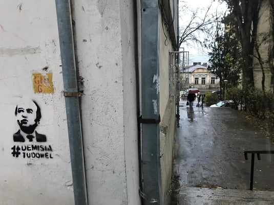 Mesaje ”#Demisia, Tudorel”, pe zidurile din jurul Universității din Iași, unde este rector fostul ministru al Justiției. Toader: ”Am făcut plângere la poliție”